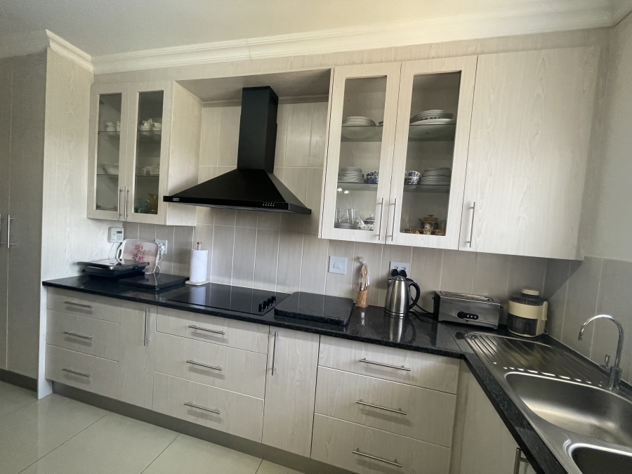 5 Bedroom Property for Sale in Cove Rock Eastern Cape